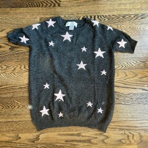 Cashmere short sleeve sweater. Gray with Pink Stars. XS